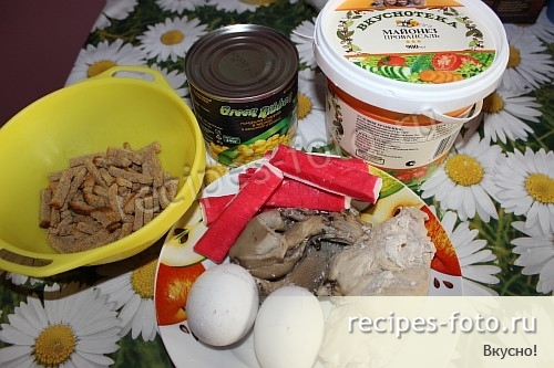 Салат с курицей, сухариками, грибами и крабовыми палочками