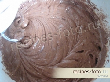 Шоколадный торт с вишней и взбитыми сливками проще простого