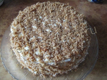Бисквитный торт с орехами и сметанным кремом
