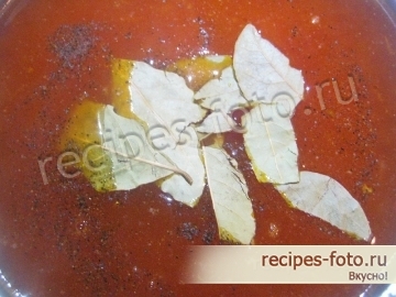 Постный борщ с фасолью и рыбной консервой килька в томате