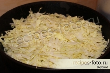 Жареные дрожжевые пирожки с капустой на сковороде