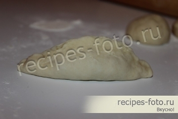Жареные дрожжевые пирожки с капустой на сковороде