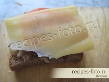 Горячие бутерброды со шпротами, сыром и помидорами запеченные в духовке