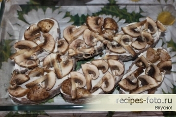 Котлеты запеченные в духовке с помидором, грибами и сыром