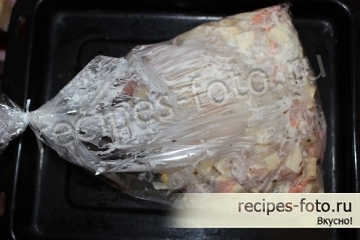 Курица в духовке в рукаве с картофелем овощами и грибами