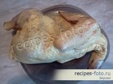 Курица запеченная целиком в духовке с яблоками в рукаве