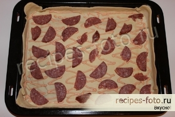 Пицца на слоеном тесте в духовке с колбасой