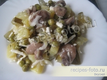 Простой салат с маринованными грибами и картофелем