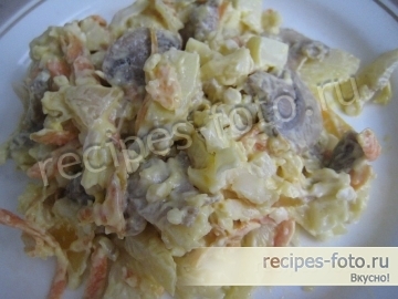 Салат с жареными грибами, сыром и картошкой без яиц и мяса