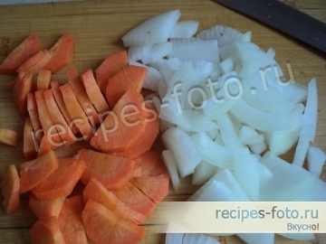 Щука жареная с луком и морковью на сковороде
