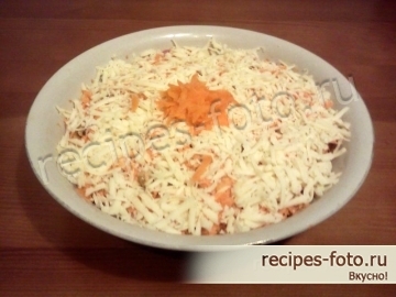 Витаминный салат из свежей моркови с сыром и чесноком