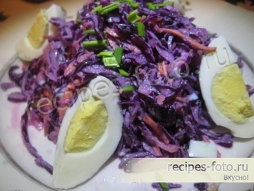 Вкусный салат со свежей красной капустой и яйцом