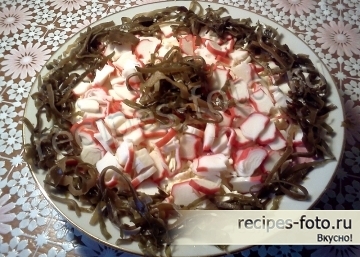 Вкусный слоеный салат с крабовыми палочками и морской капустой