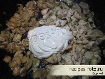 Вкусный жульен с курицей и грибами на сковороде