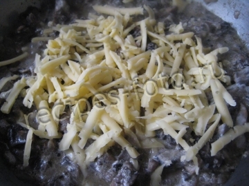Жульен с грибами в сковороде со сливками в домашних условиях