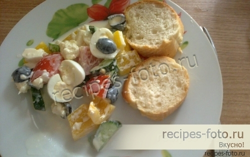 Греческий салат с брынзой и перепелиными яйцами