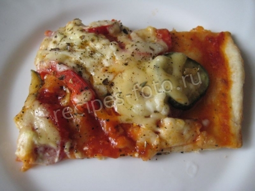 Пицца с солеными огурцами и колбасой