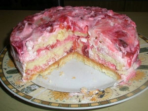 Бисквитный торт с вишней и сметанным кремом 