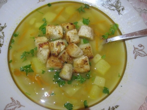 Гороховый суп с чесночными гренками 