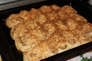 Пирог из готового слоеного теста с печеночным паштетом и сыром 