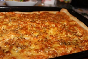 Пицца на слоеном тесте в духовке с колбасой 