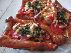 Пицца с колбасой, сыром и помидорами (тесто без дрожжей) 