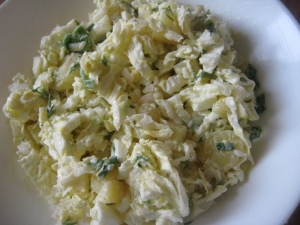 Простой картофельный салат с пекинской капустой и яйцом 