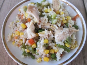 Рис с овощами и курицей на сковороде 
