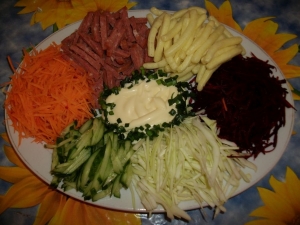 Салат «Козел в огороде» с чипсами и колбасой на праздник 