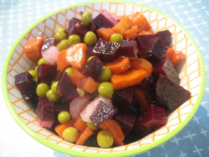 Салат из свеклы моркови и зеленого горошка 