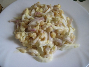Салат с кальмарами, яйцом и кукурузой. Очень вкусный и простой рецепт 