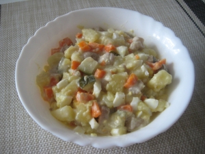 Салат с маринованными маслятами и картошкой 