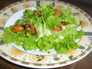 Салат с мидиями и листьями салата 