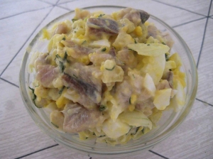Салат с селедкой, картошкой и яйцом 