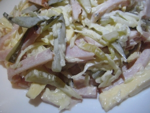 Салат с ветчиной, солеными огурцами и сыром 