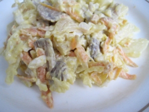Салат с жареными грибами, сыром и картошкой без яиц и мяса 