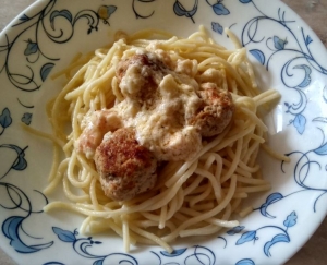Спагетти с фрикадельками и креветочным соусом 