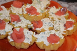 Тарталетки с красной рыбой и плавленым сыром на праздничный стол 