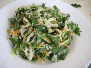Весенний салат со щавелем и капустой 