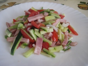 Вкусный салат с ветчиной и свежими огурцами 