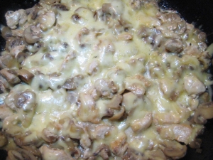 Вкусный жульен с курицей и грибами на сковороде 