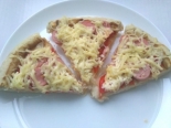 Домашняя пицца с сосисками и сыром 