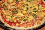 Пицца с колбасой, кукурузой и сыром на тонком тесте 