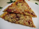 Пицца с сырокопченой колбасой и сыром дома на тонком тесте 