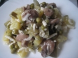 Простой салат с маринованными грибами и картофелем 